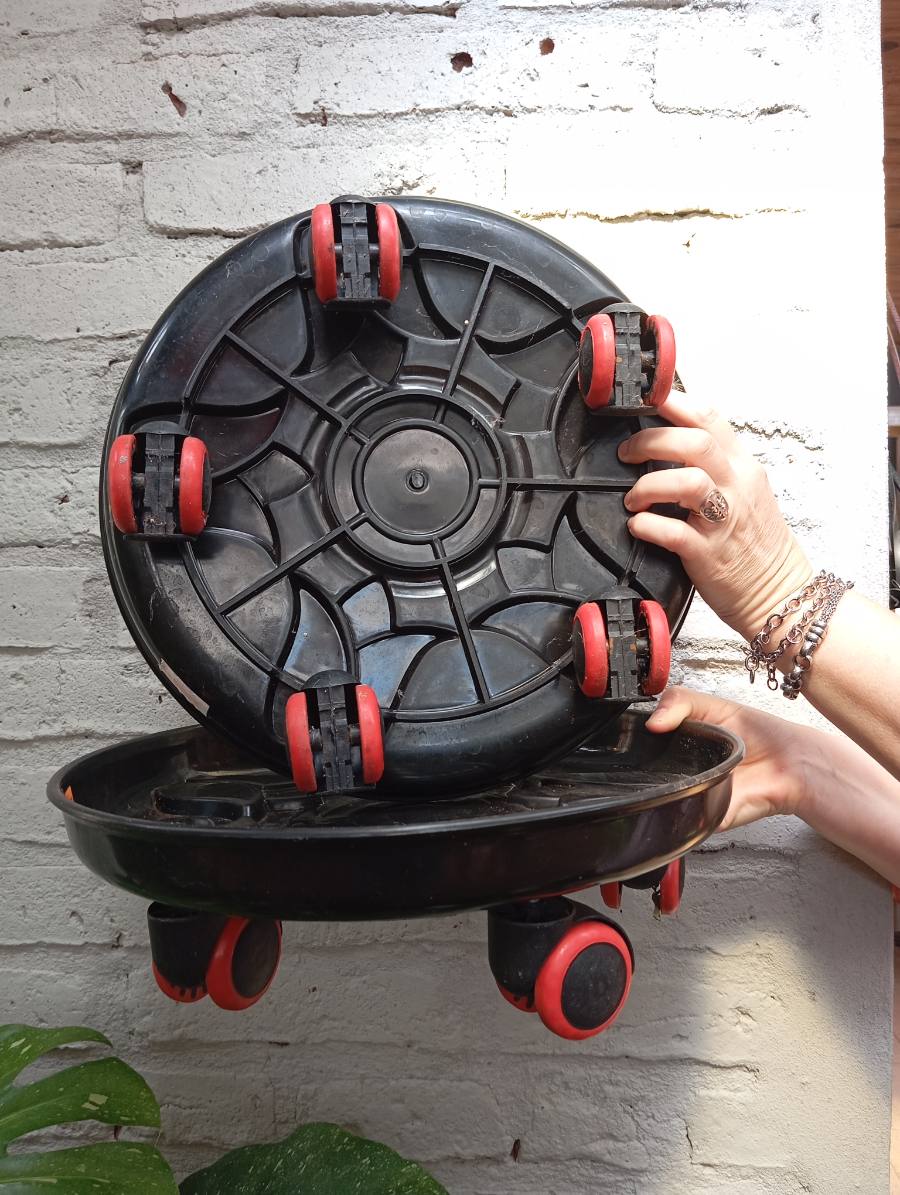Soporte con ruedas para macetas — foto 1